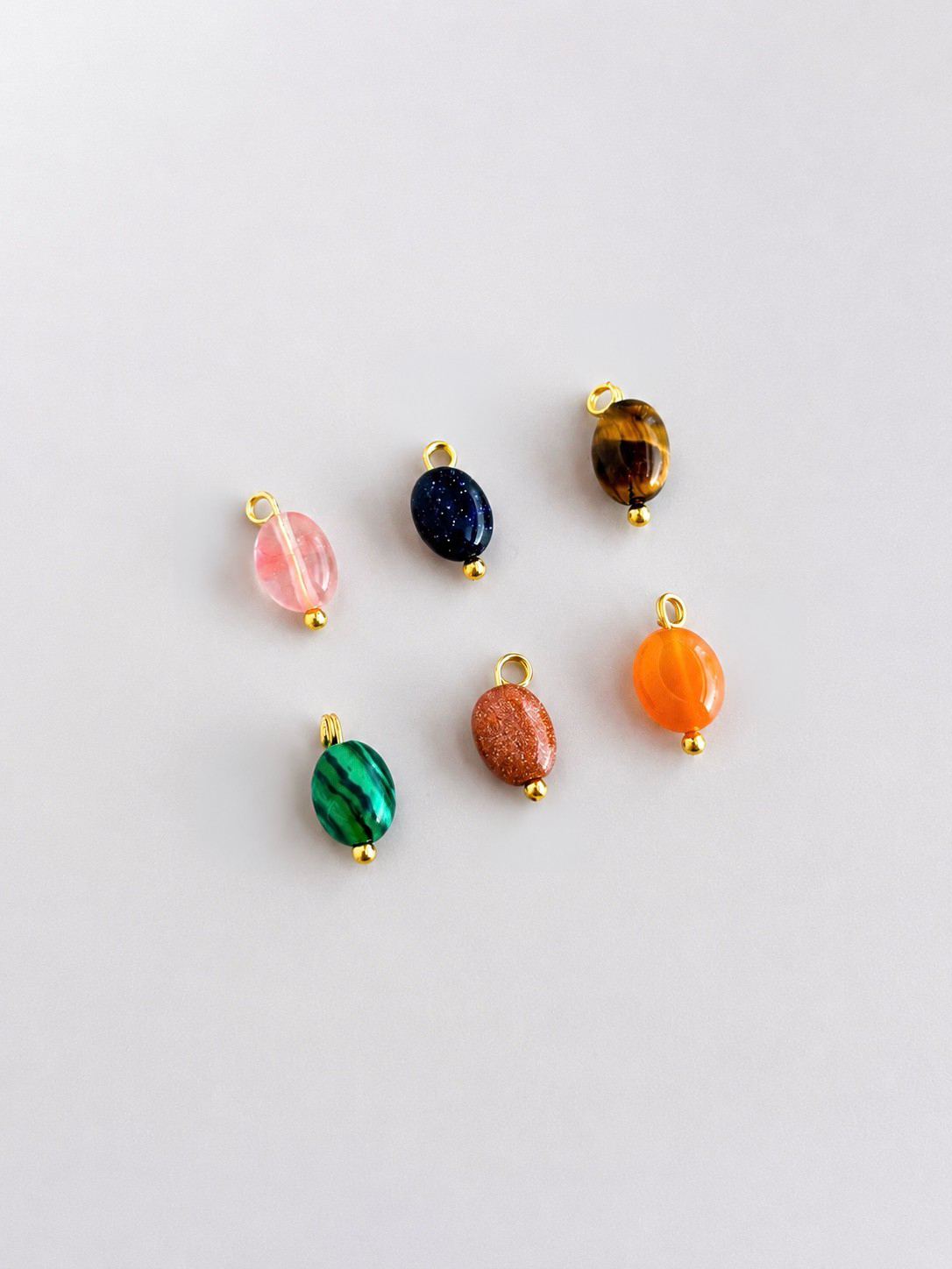 Petite pierre naturelle ovale pour bracelet.