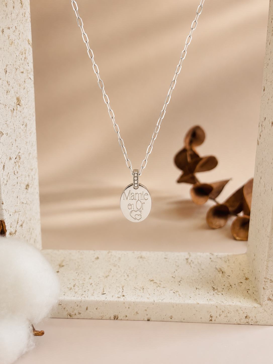     Collier personnalisé Elsa avec chaîne trombone et médaille ovale de 16 × 12 mm.