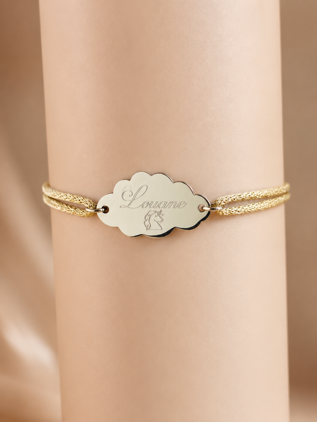 Détail du bracelet enfant à cordon pailleté finition argent.