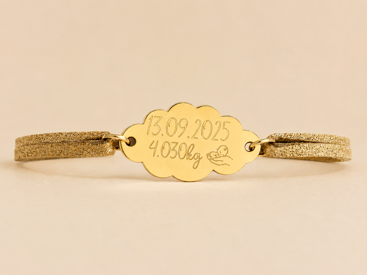 Bracelet personnalisé Mia avec cordon en daim camel et médaille gravée en acier inoxydable.