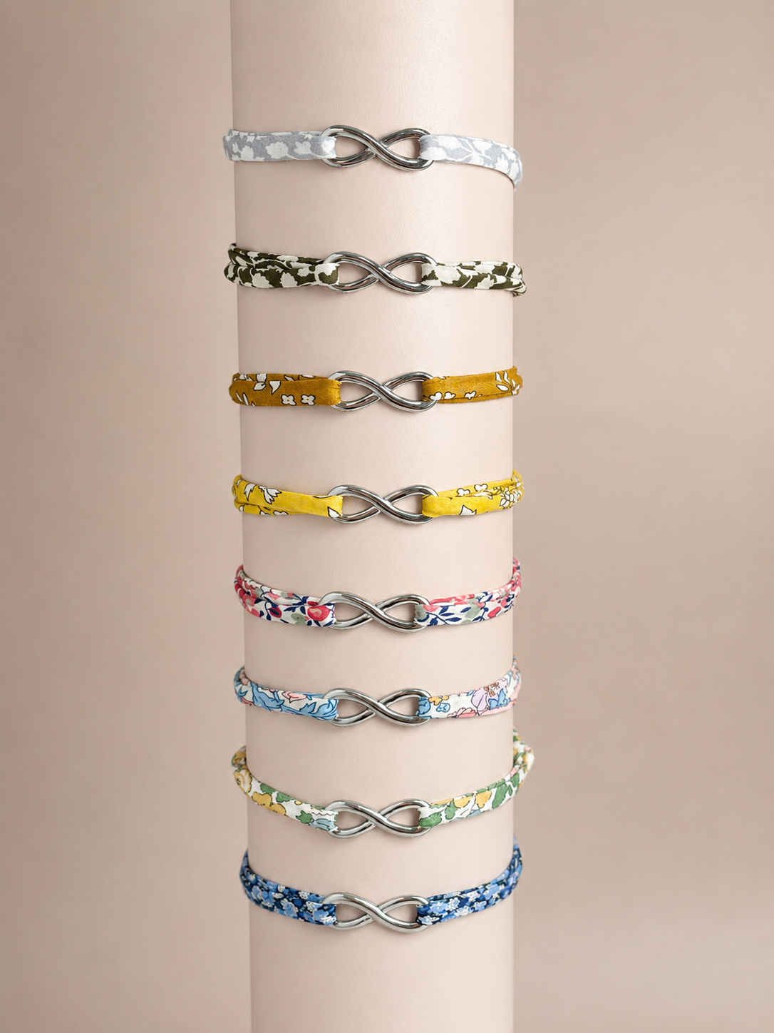 Détail du bracelet Liberty personnalisé avec symbole infini.