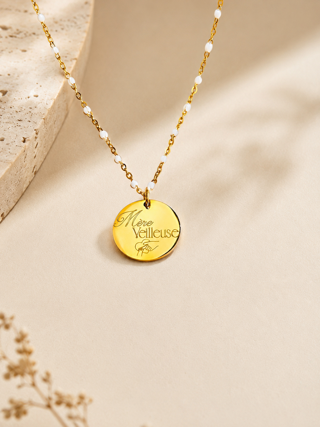     Collier Alma personnalisé avec chaîne en résine blanche et médaille ronde dorée de 18 mmA