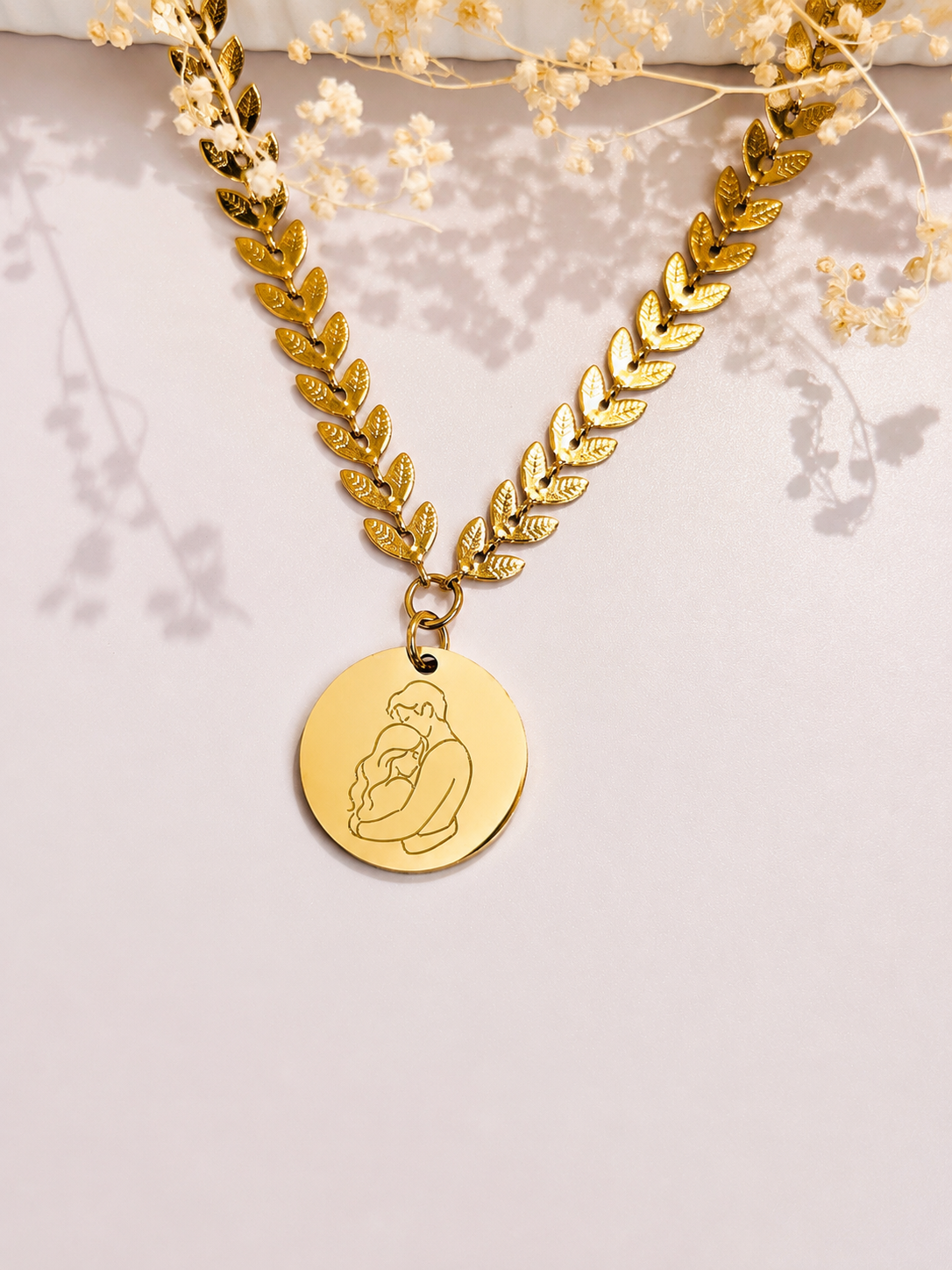     Détail du collier Giulia avec chaîne épi de blé en acier inoxydable poli miroir.