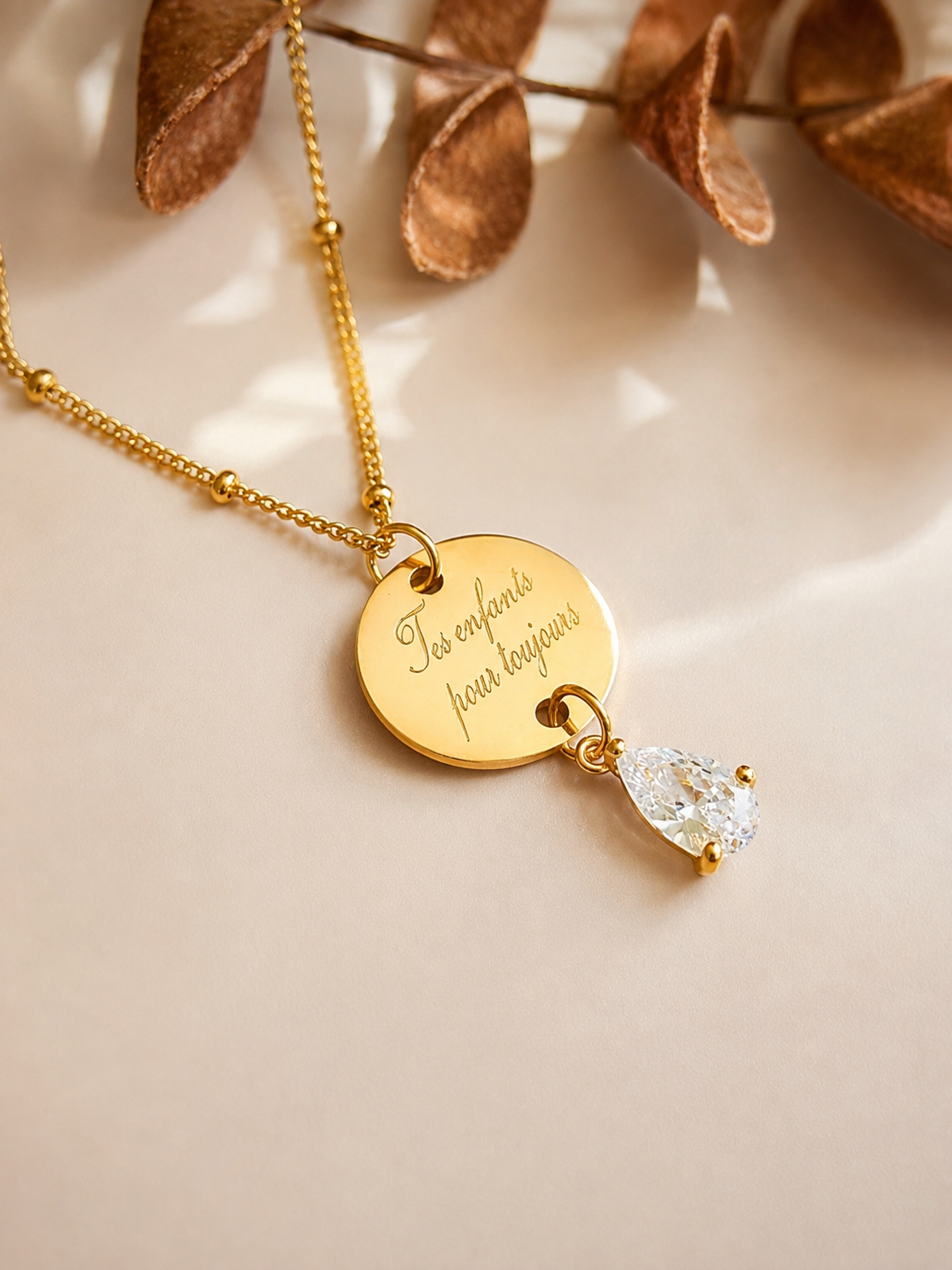     Bijou femme or avec médaille gravée et zirconium.