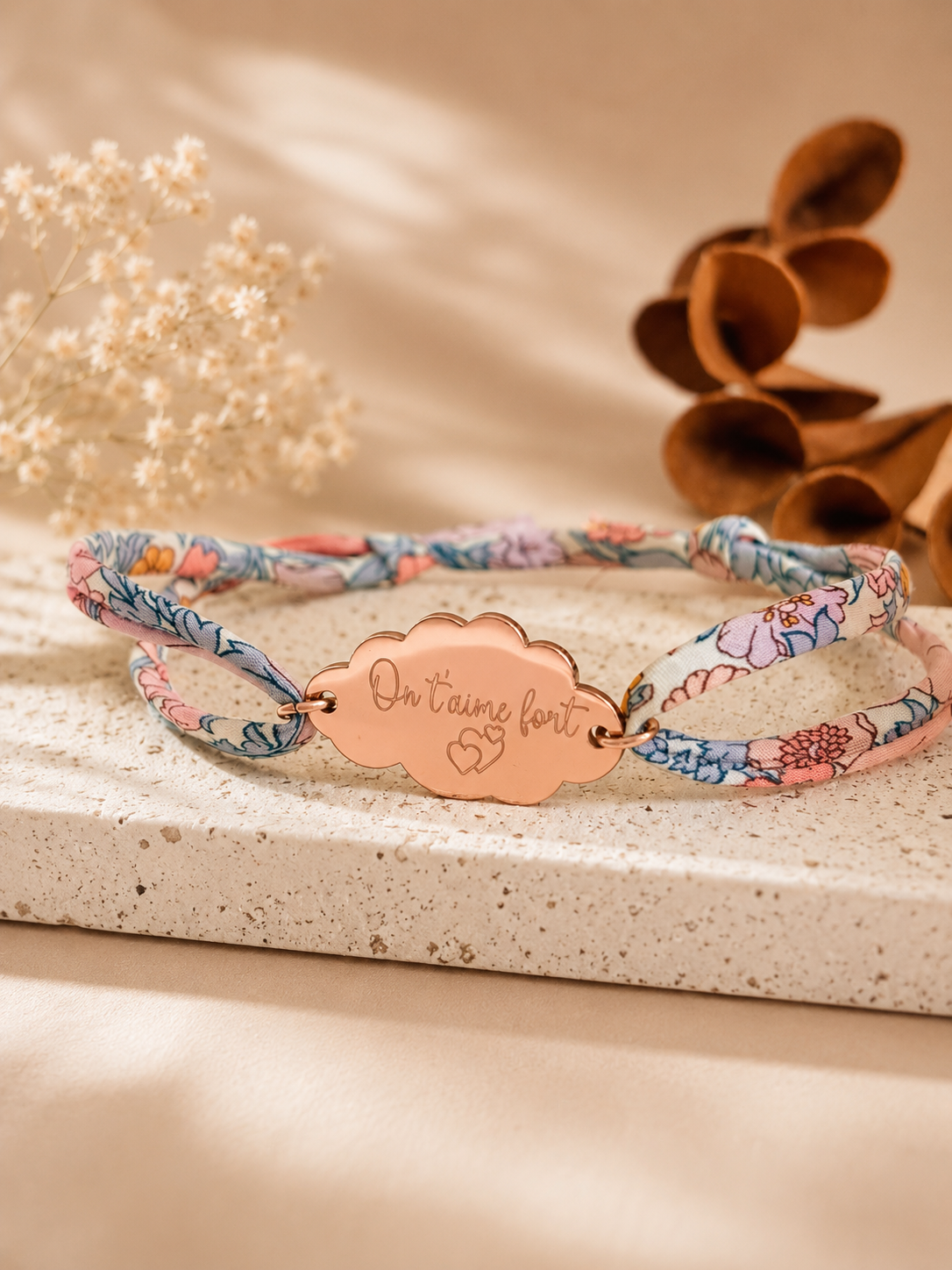 Bracelet Liberty personnalisé enfant Lise avec médaillon nuage or rose.