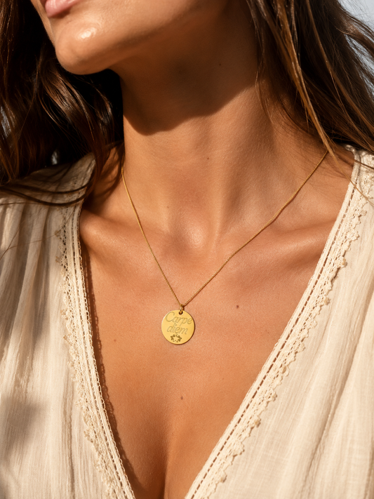     Collier personnalisé femme avec chaîne Cuban et médaille ronde à graver en acier inoxydable doré.