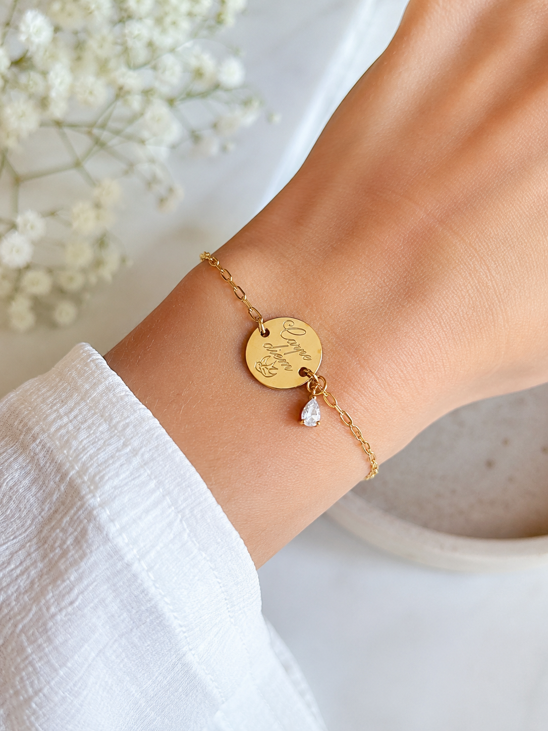 Bracelet personnalisé à graver pour femme avec médaille ronde de 15 mm et pendentif zircon.