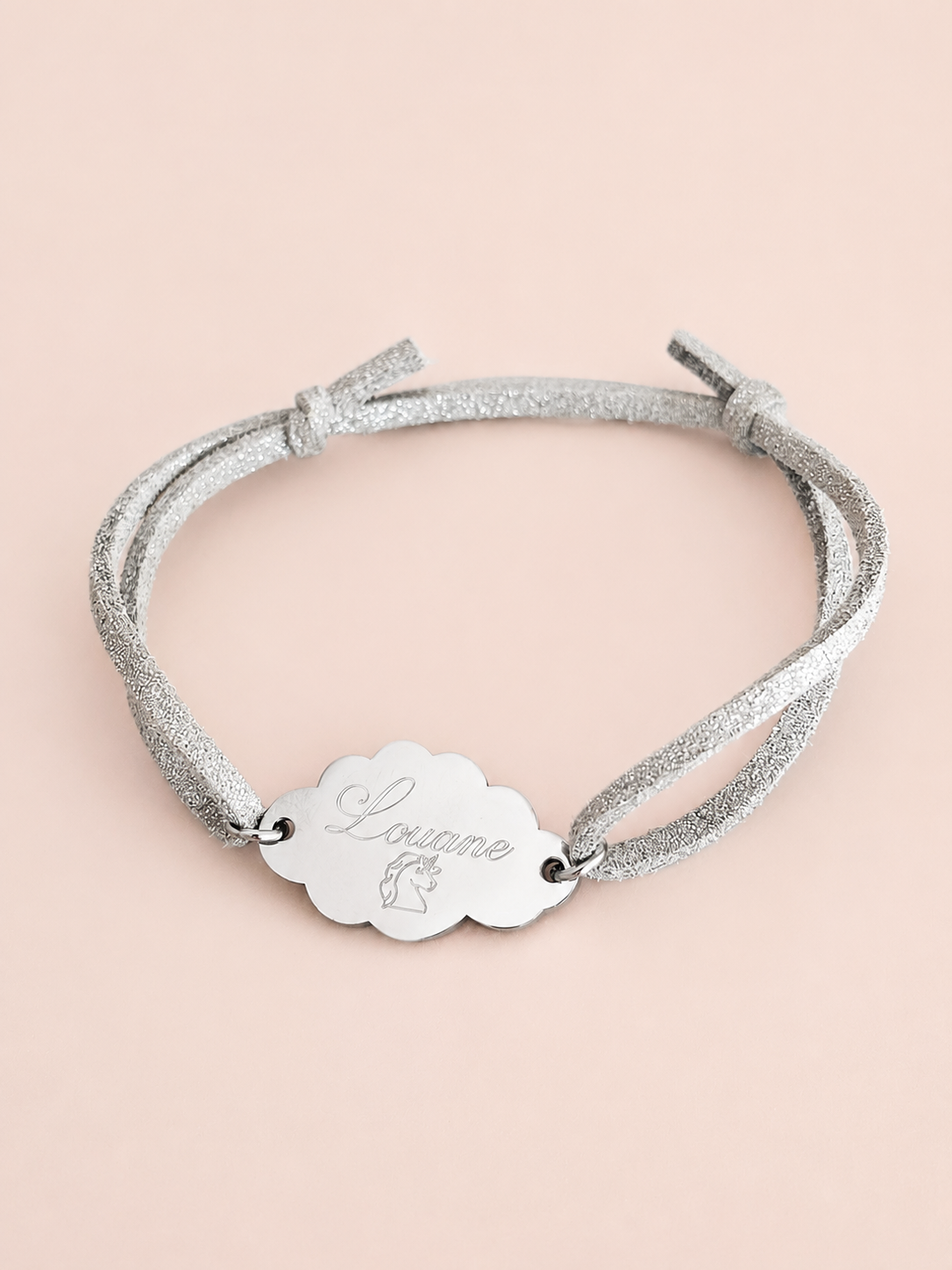 Bracelet enfant à personnaliser avec prénom sur médaillon nuage.