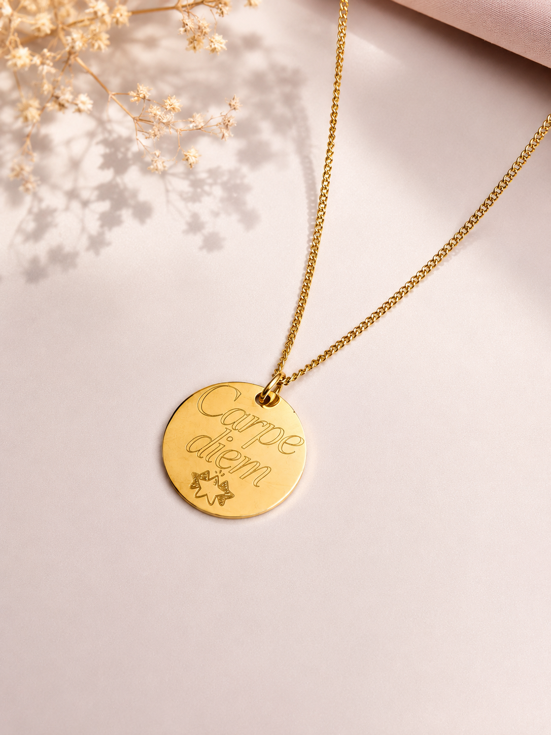     Collier femme personnalisé avec prénom, date ou message, chaîne Cuban en acier inoxydable doré.
