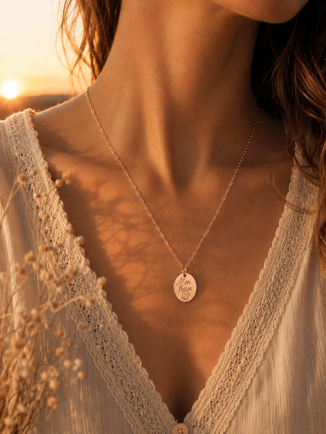     Médaillon ovale gravé de 16 × 12 mm sur collier en acier inoxydable or rose.