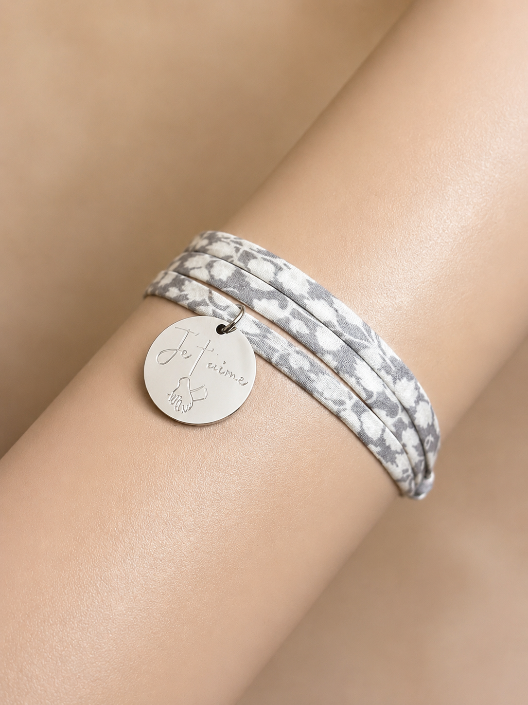     Détail du bracelet Lisa en tissu Liberty avec médaille ronde de 18 mm.