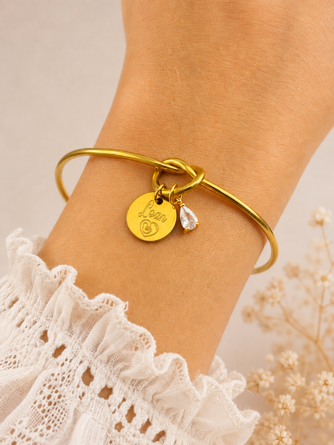 Bracelet jonc avec zircon et médaille gravée.