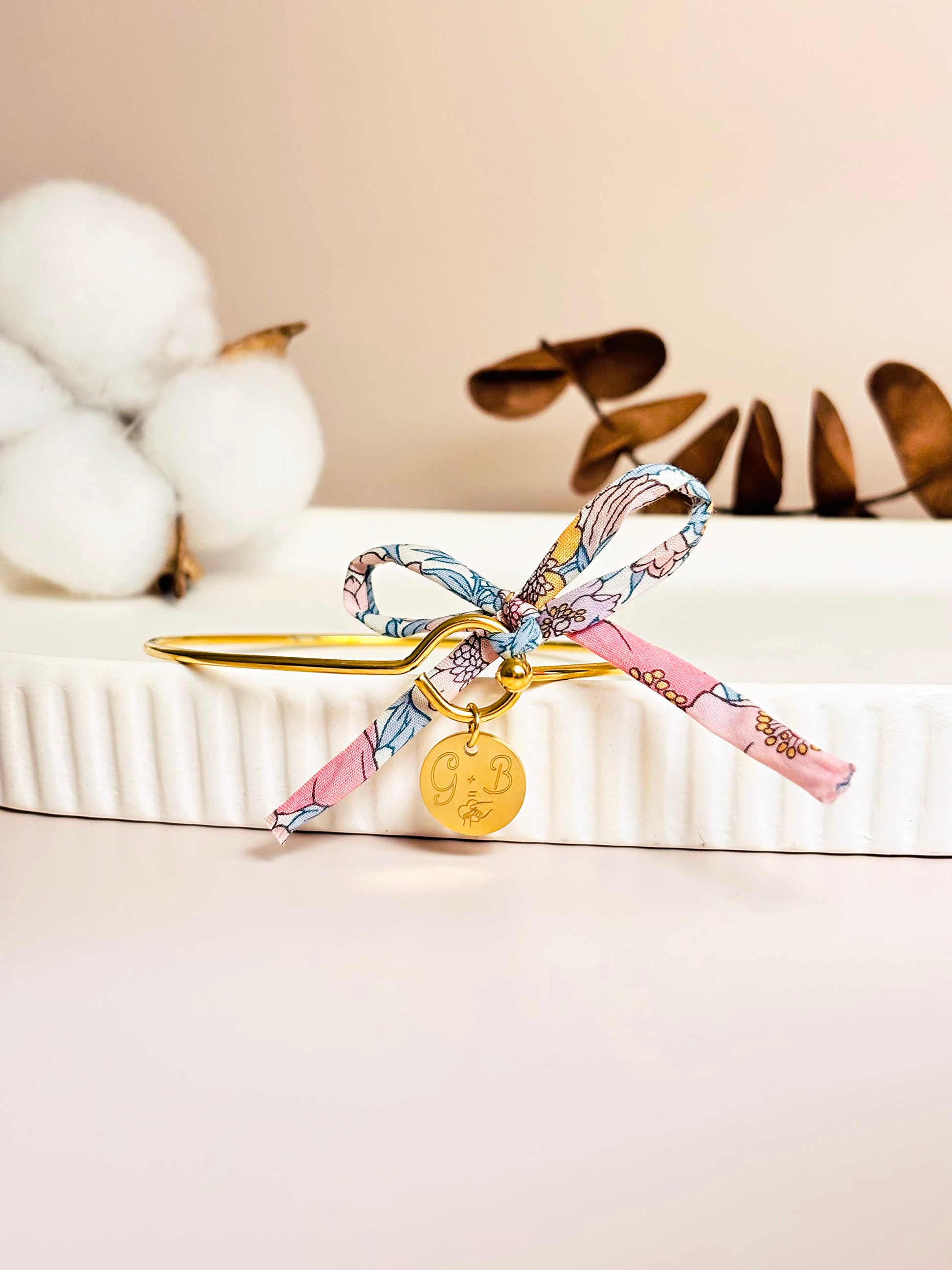 Bracelet jonc Liberty personnalisé pour femme avec médaille gravée de 18 mm en acier inoxydable Gold, bijou élégant et raffiné.