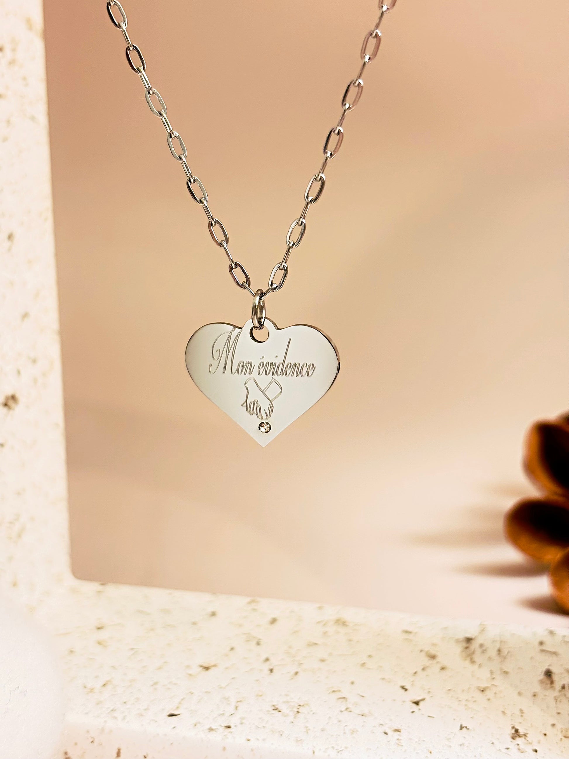     Collier Clara en acier inoxydable argent avec pendentif cœur personnalisé et zircon serti.
