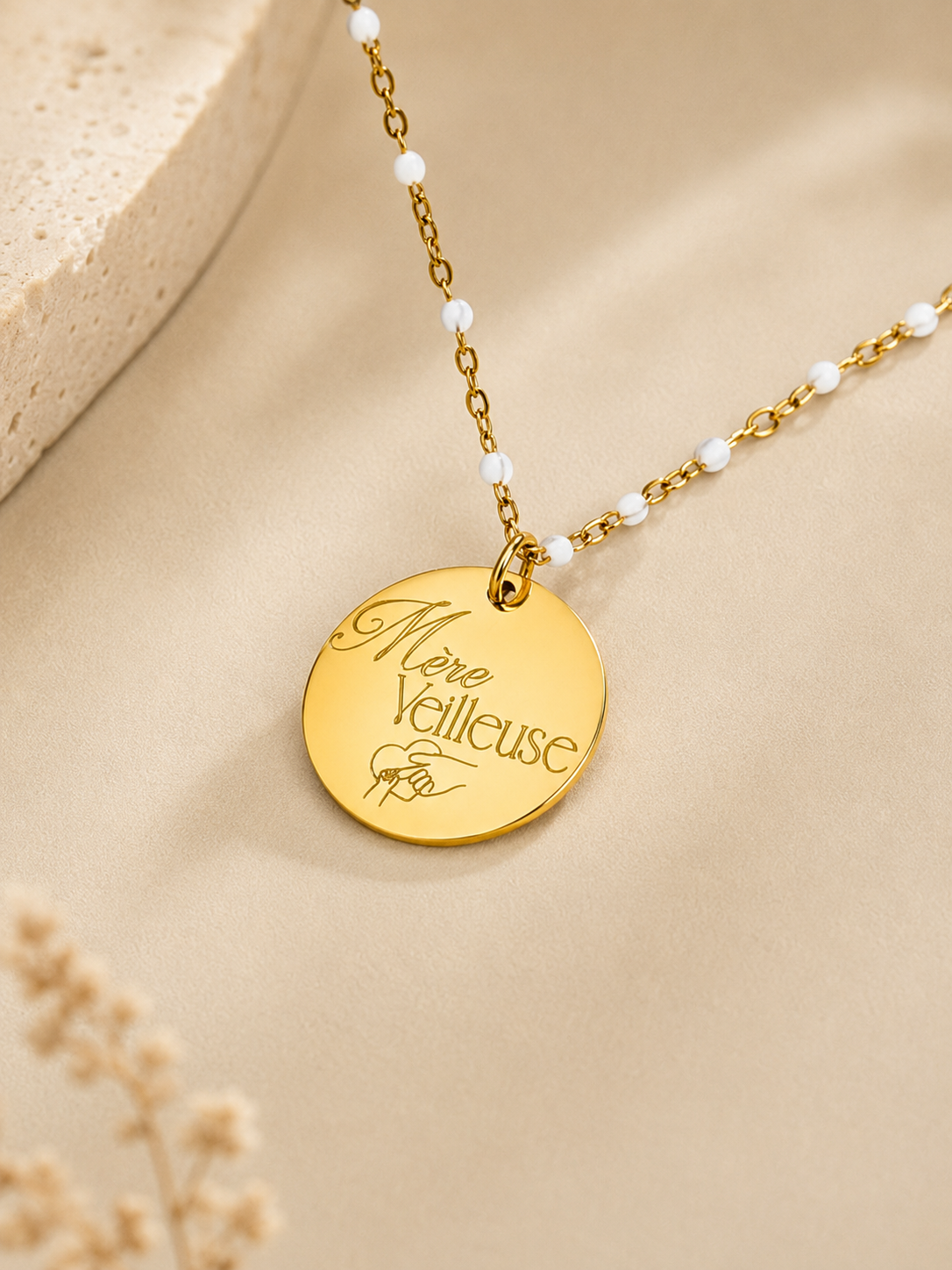     Collier personnalisé avec médaille ronde gravée et chaîne en résine blanche