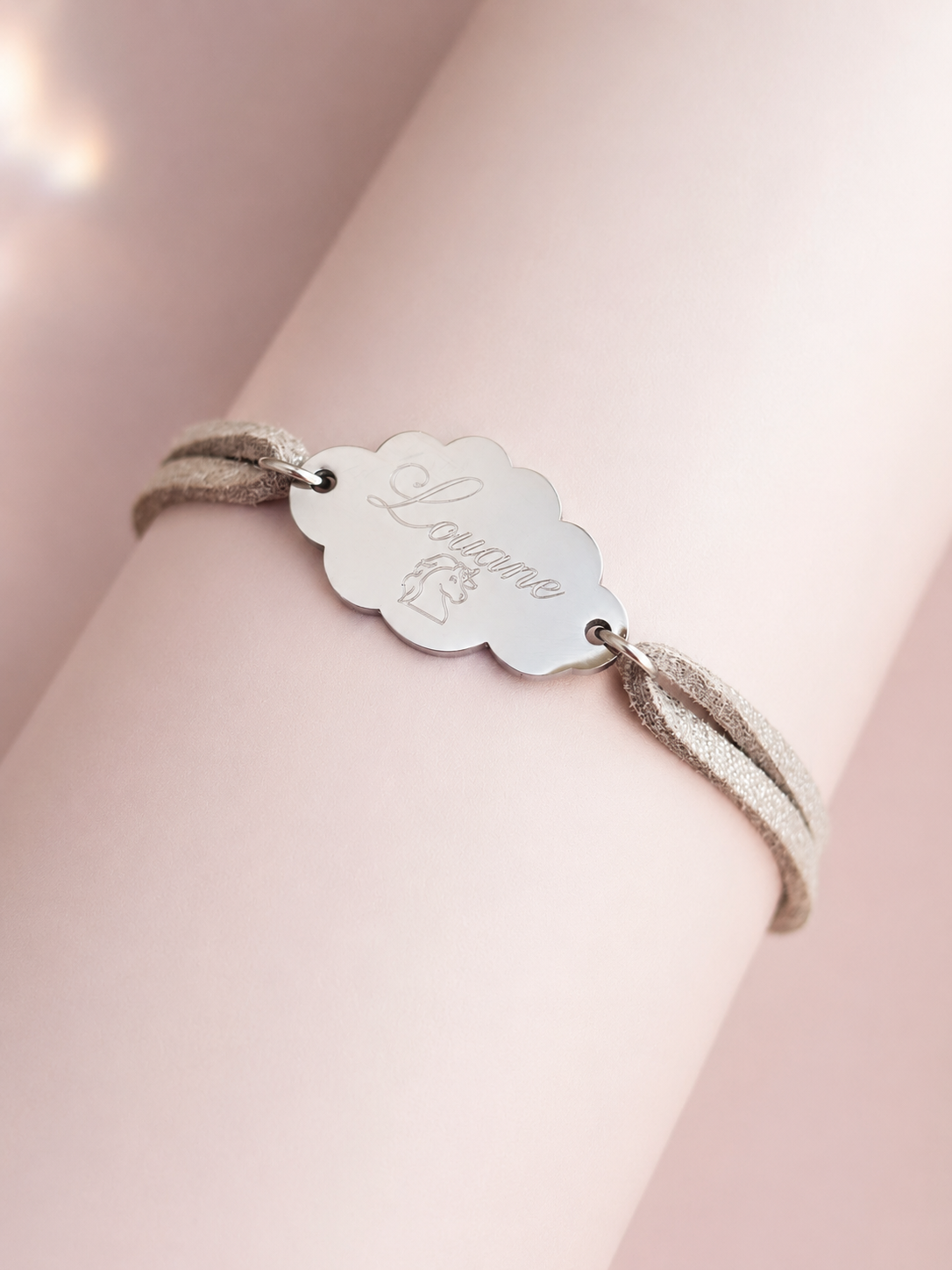Bracelet personnalisé petite fille en daim gris pailleté avec médaillon nuage de 25 × 15 mm.