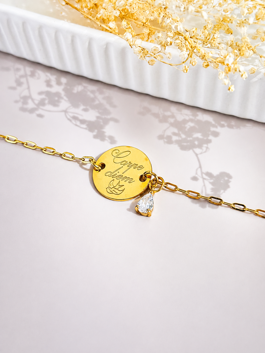 Bracelet femme personnalisé en acier inoxydable doré avec médaille gravée de 15 mm et pendentif zircon.