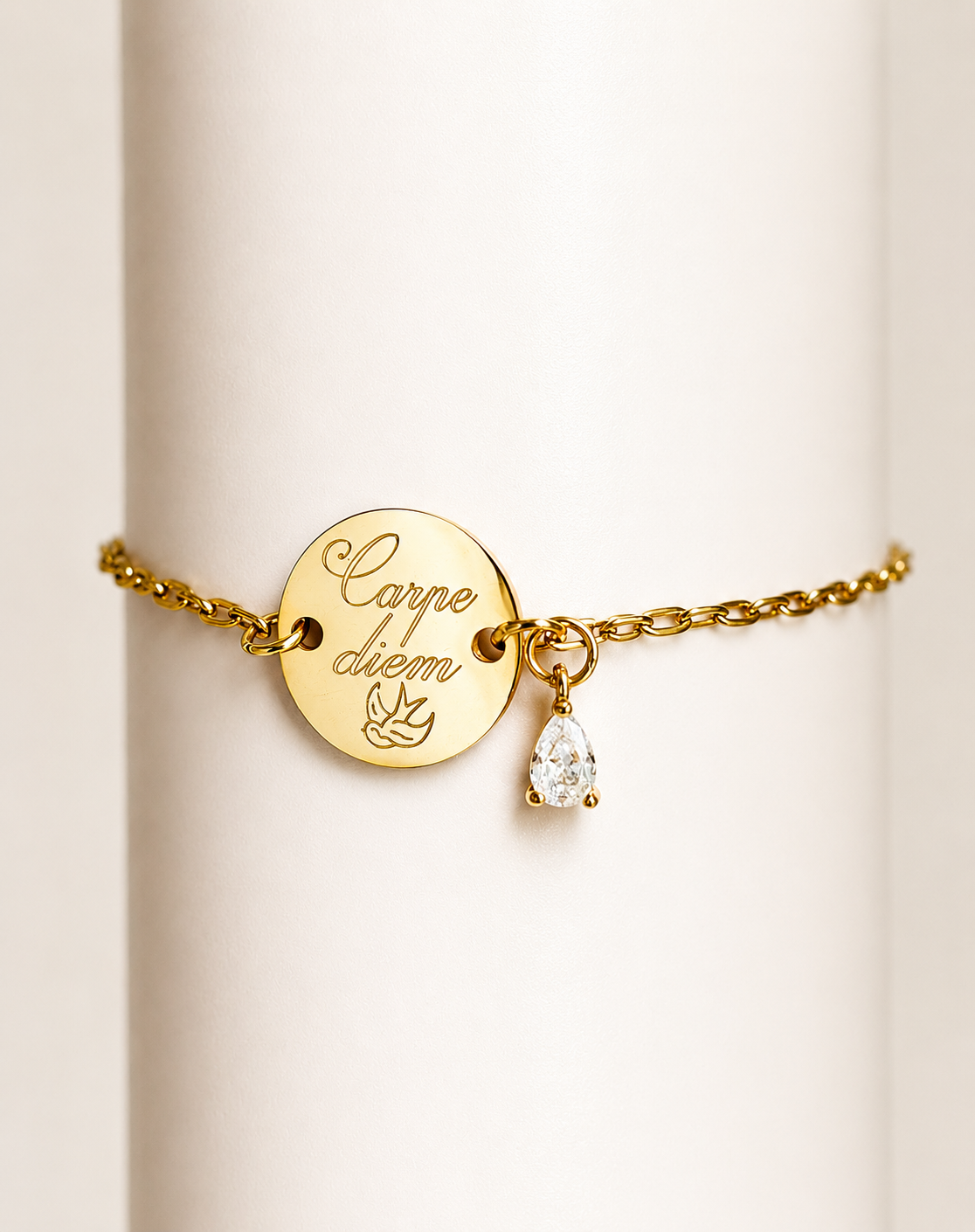 Bracelet personnalisé femme avec médaille ronde de 15 mm à graver et pendentif zircon en acier inoxydable doré.