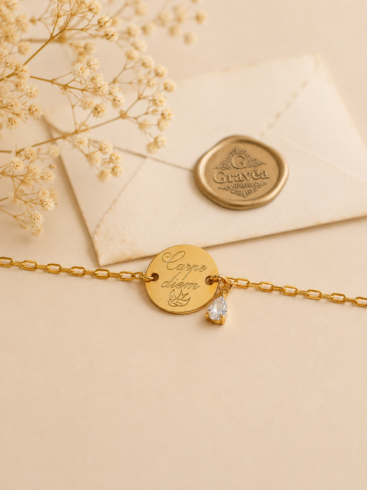 Bracelet élégant personnalisé pour femme avec médaille gravée en acier inoxydable doré.