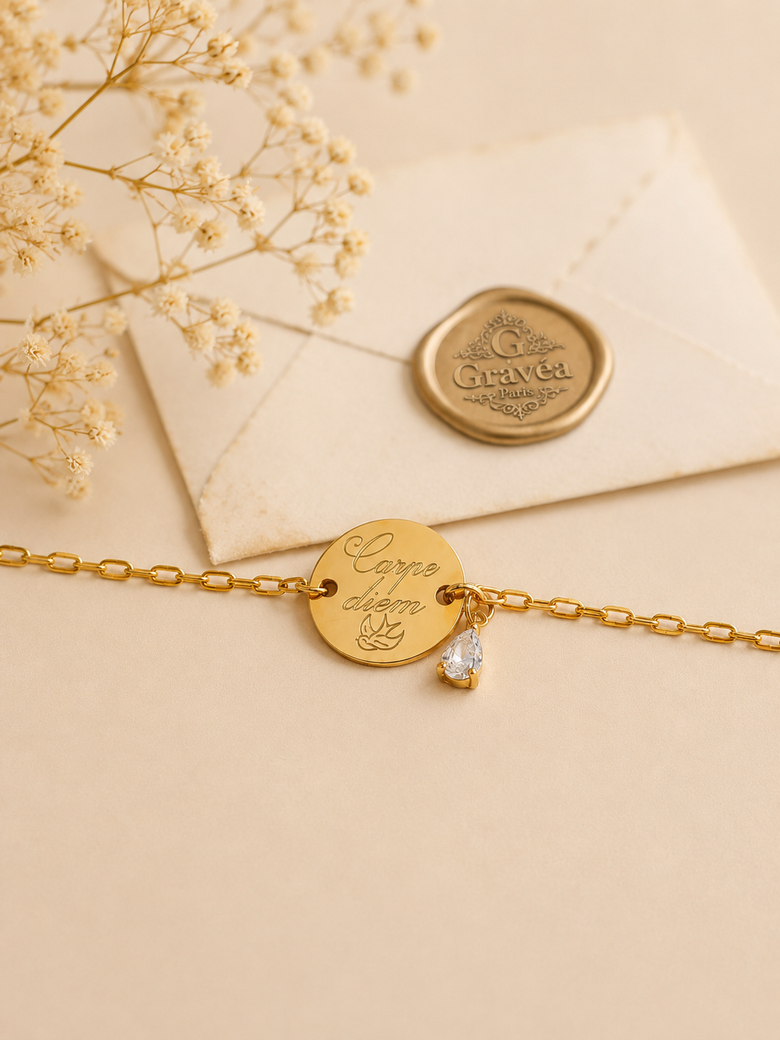 Bracelet élégant personnalisé pour femme avec médaille gravée en acier inoxydable doré.