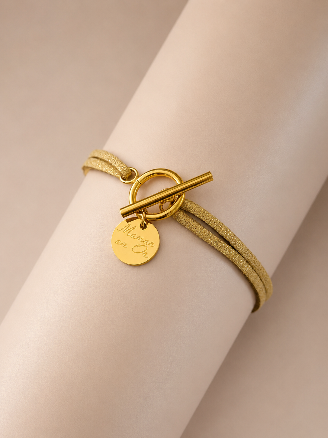 Bracelet femme avec fermoir OT et médaille gravée.