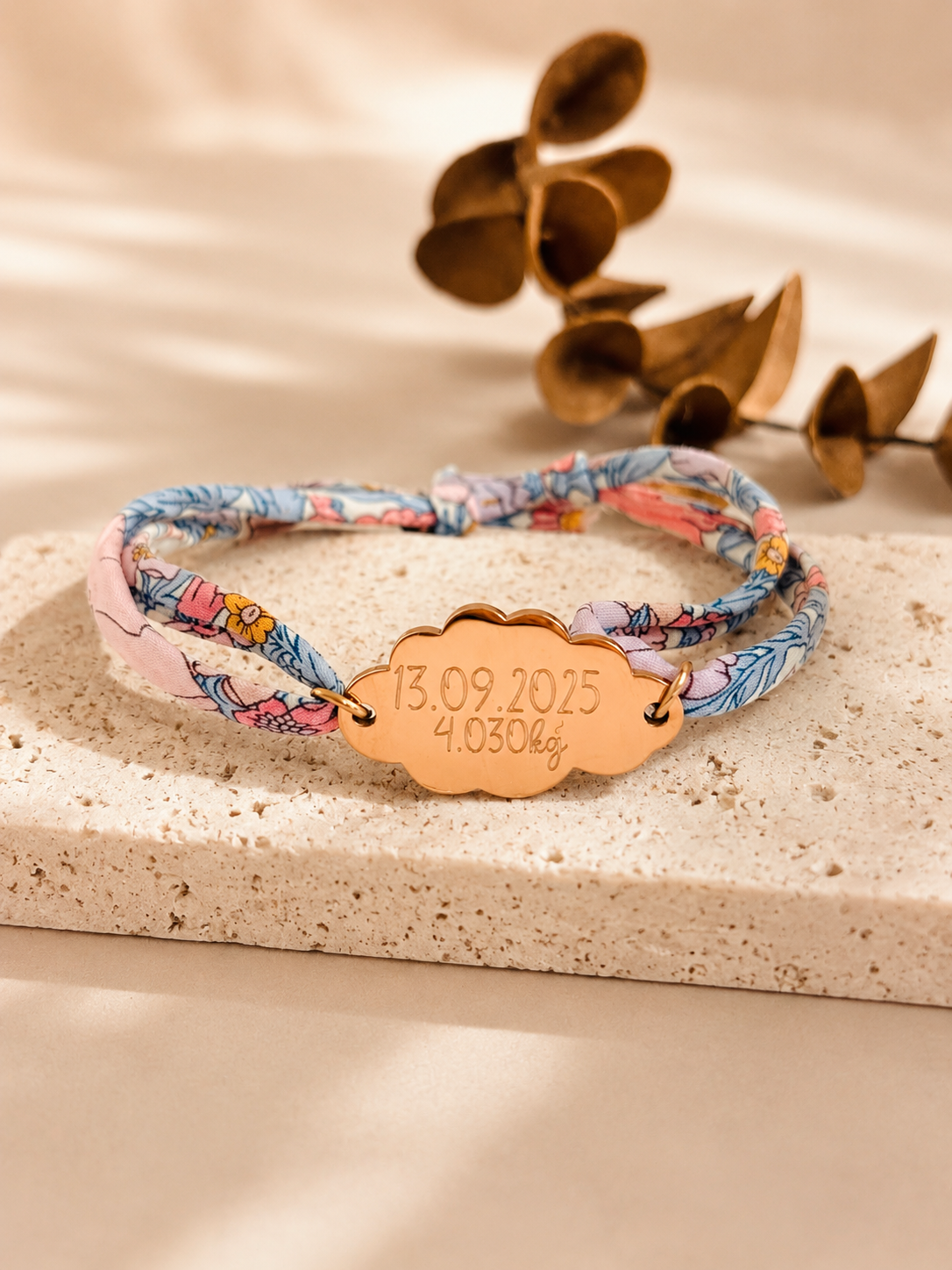 Bracelet Liberty personnalisé femme Lucie avec médaillon nuage or rose.