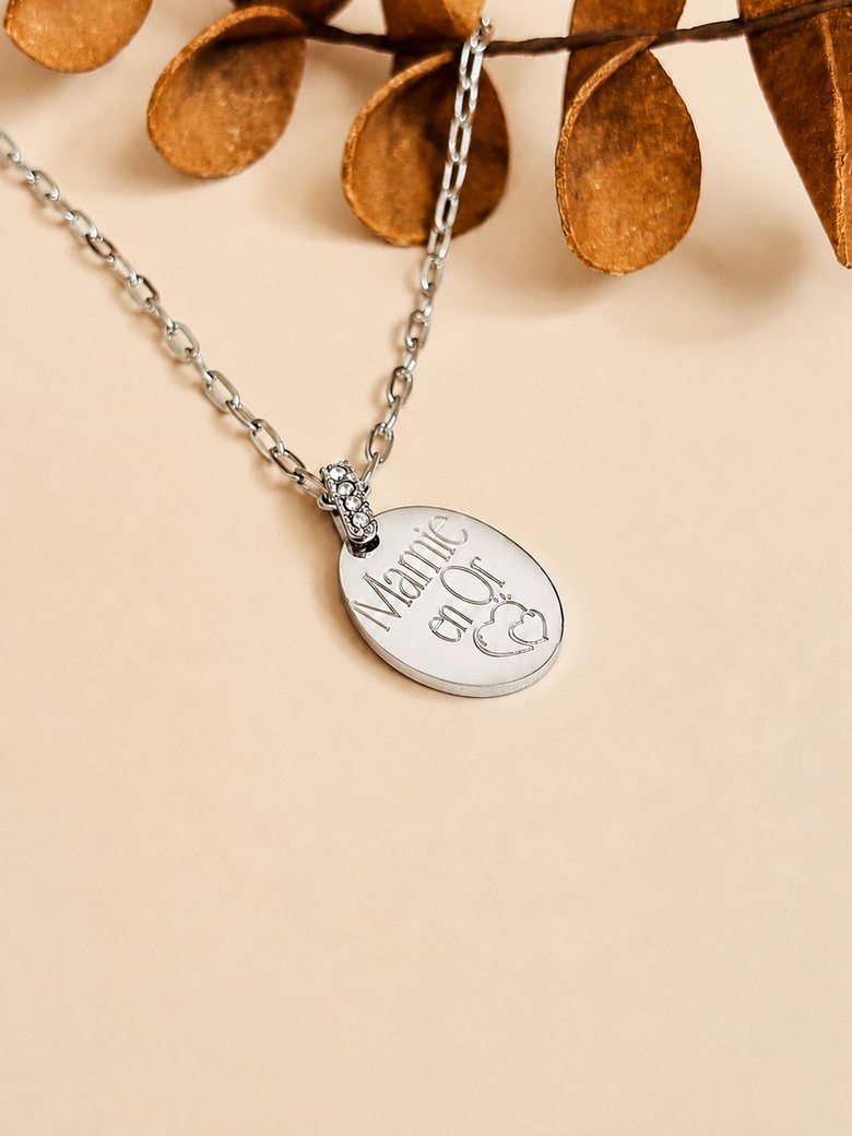 Collier Elsa en acier inoxydable argenté avec médaille ovale personnalisée.