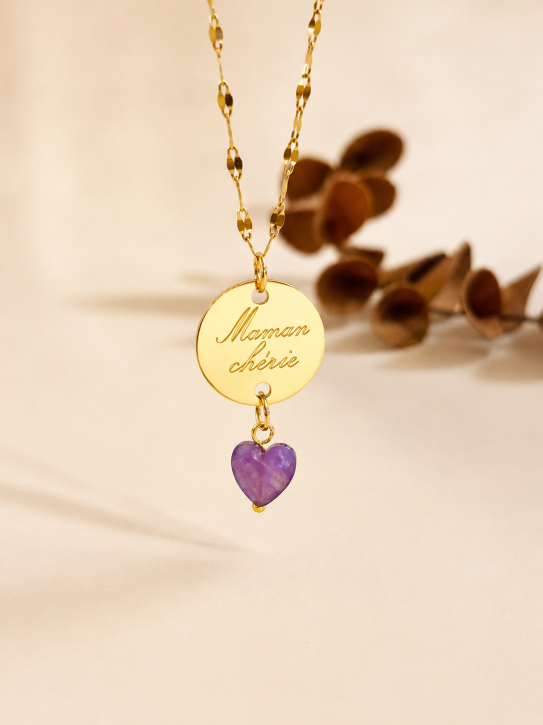 Bijou femme personnalisé avec médaille et cœur en pierre.