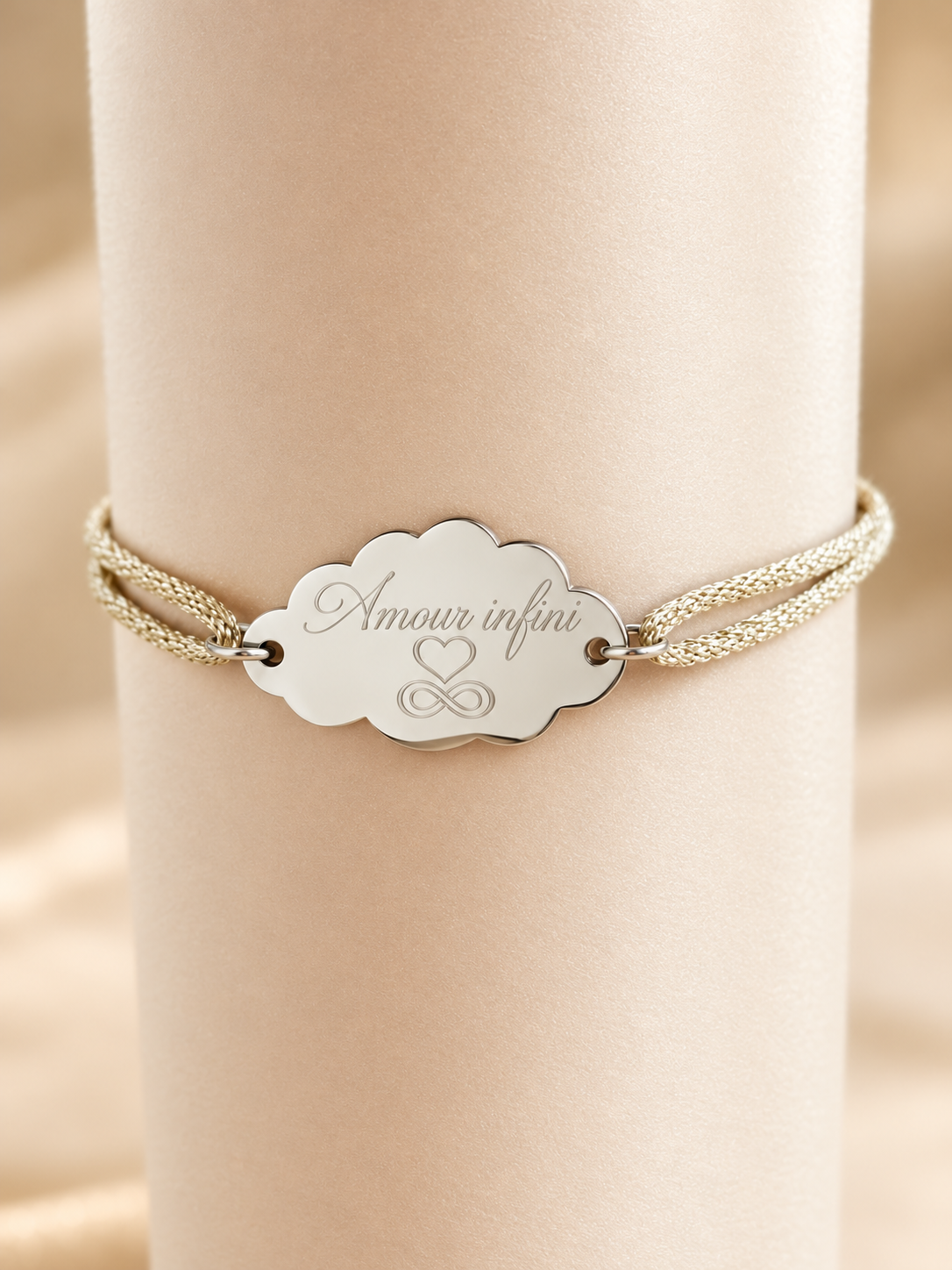 Bracelet femme à cordon pailleté avec médaillon en acier inoxydable argent.
