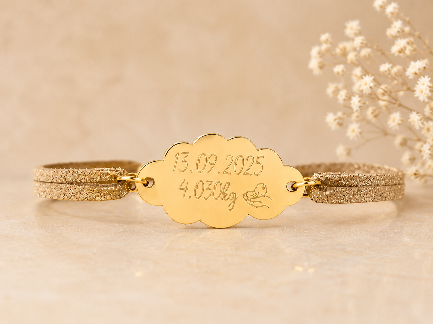 Bracelet personnalisé en daim camel avec médaille ronde gravée en acier inoxydable poli miroir.