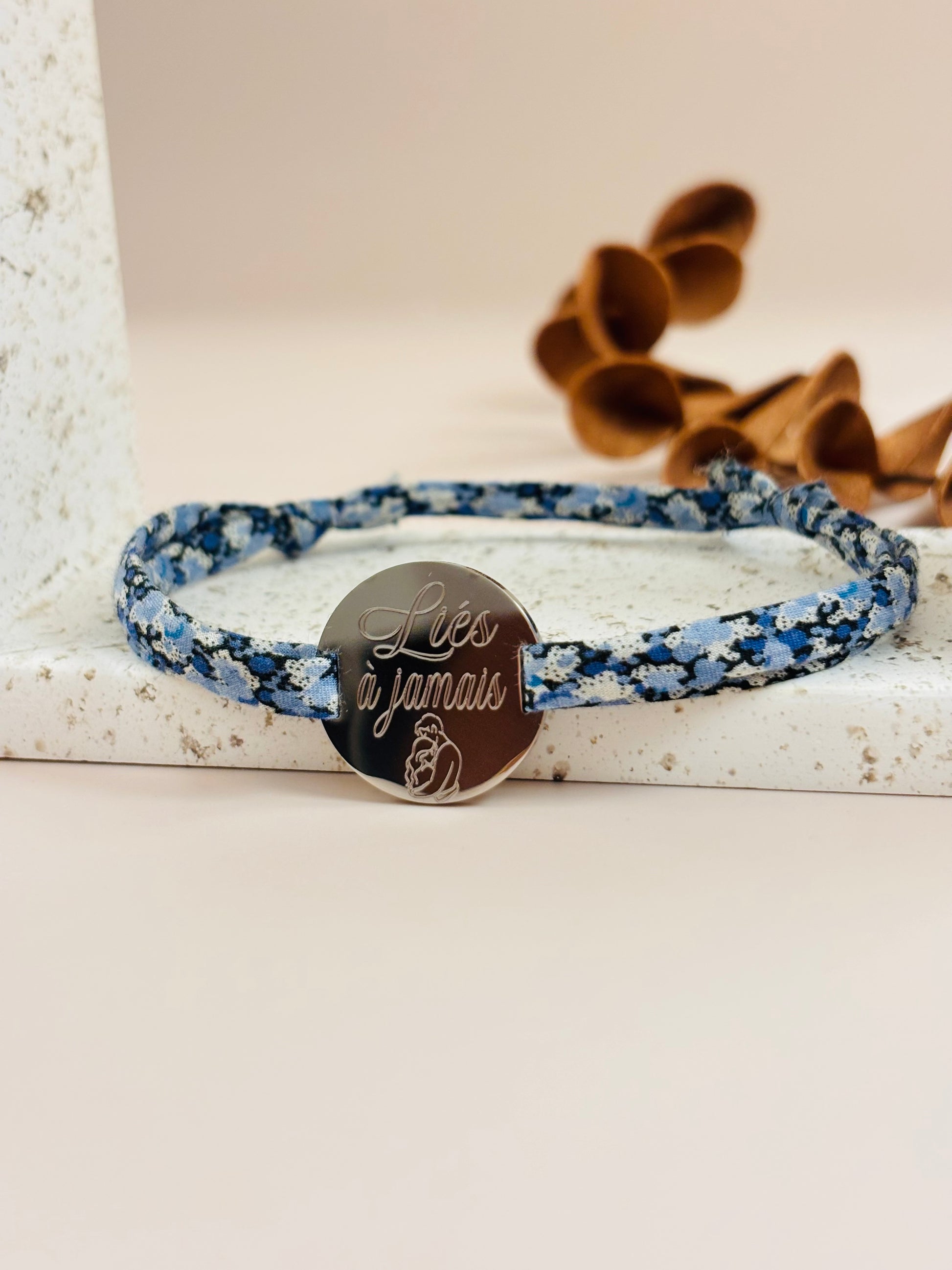 Bracelet Liberty ajustable avec nœuds coulissants.