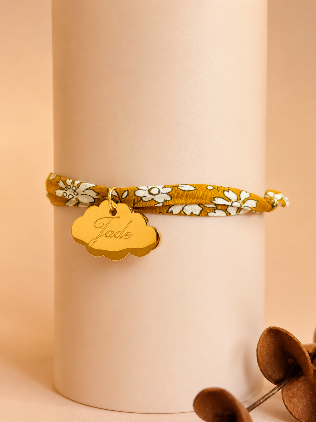 Bracelet Liberty personnalisé enfant Esmée avec médaillon nuage or