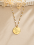     Détail du collier Alma en résine blanche avec médaille personnalisable