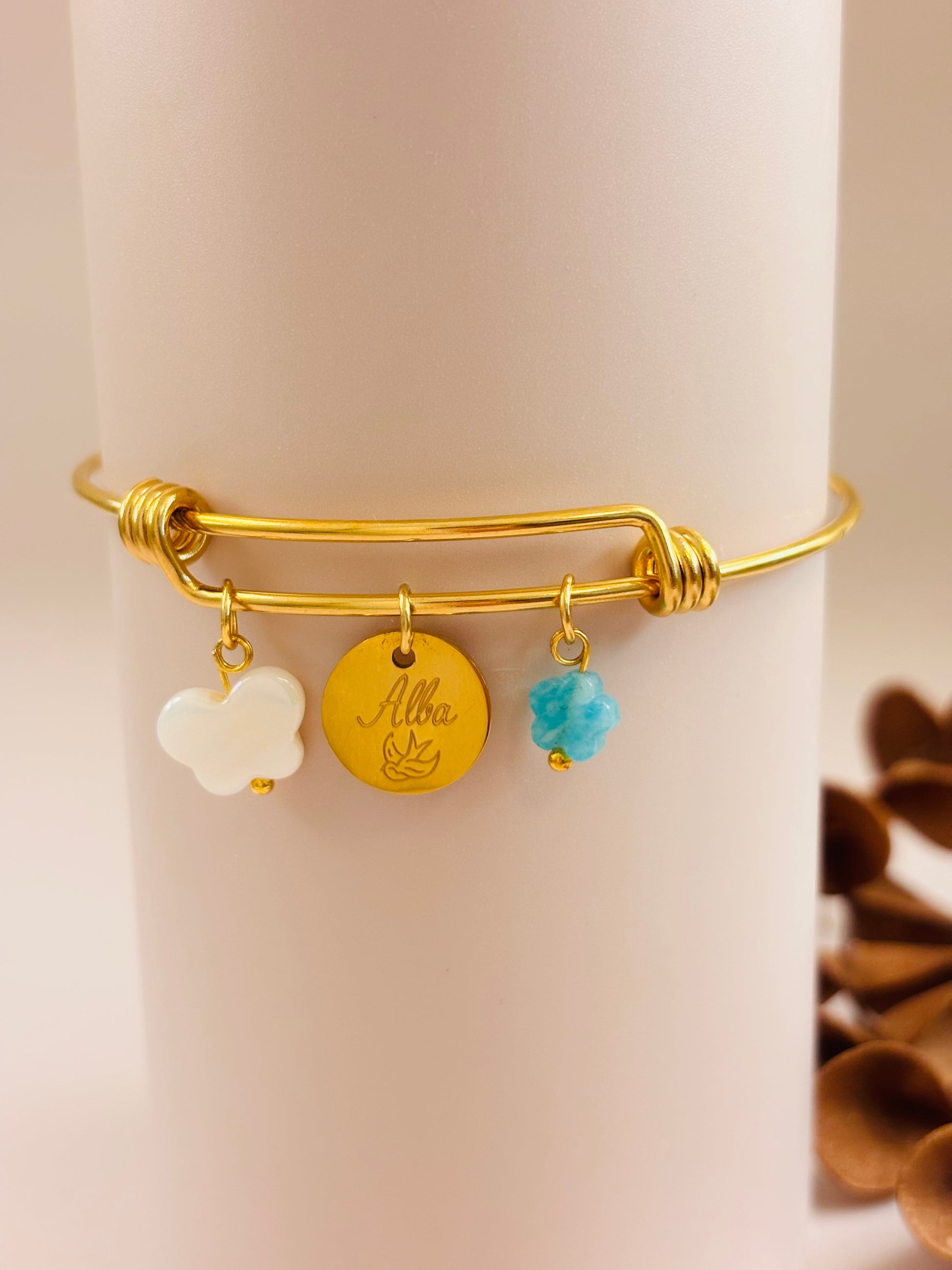 Bijou femme avec médaille gravée et charms personnalisables.