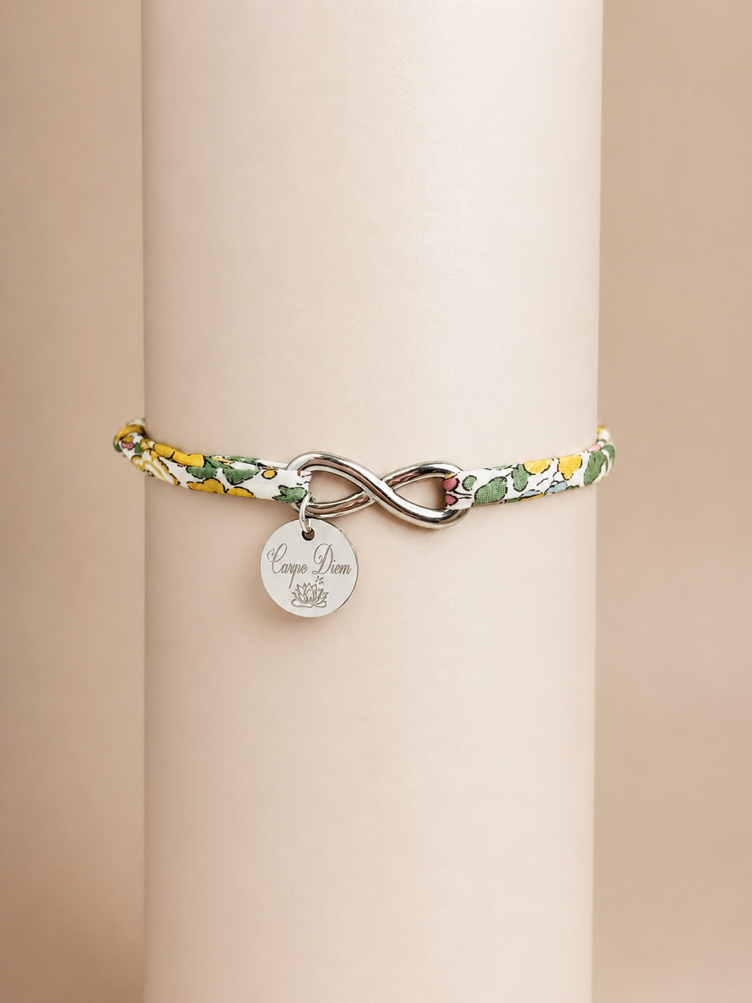 Bracelet personnalisé femme avec médaille de 12 mm à graver.