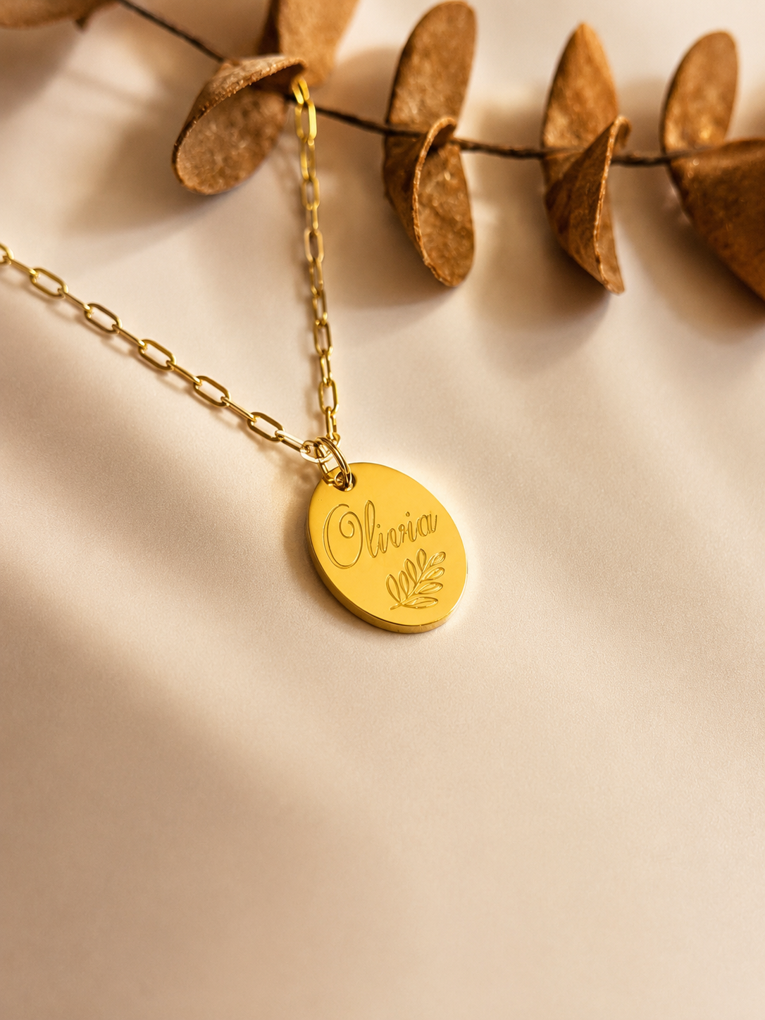 Bijou personnalisé femme avec pendentif ovale en acier inoxydable poli miroir.