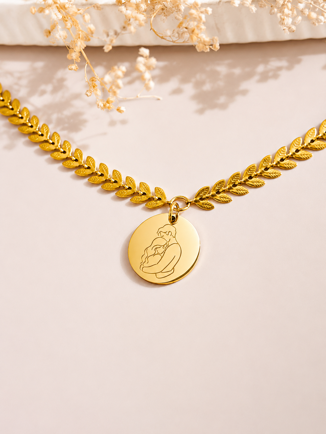     Collier personnalisé Gravéa Paris avec médaille gravée et chaîne épi de blé.