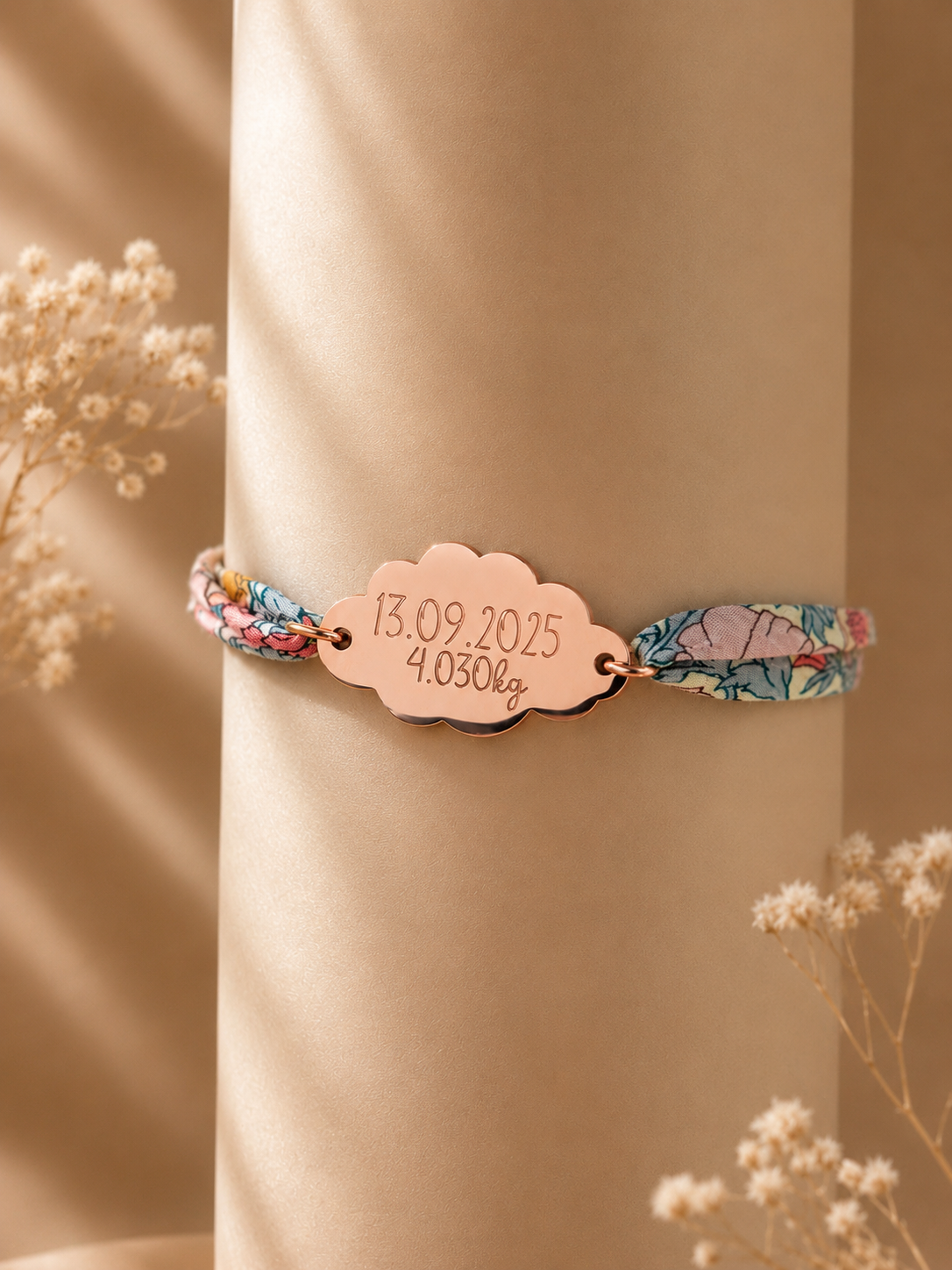 Bracelet femme ajustable avec médaillon nuage gravé 15 × 25 mm.