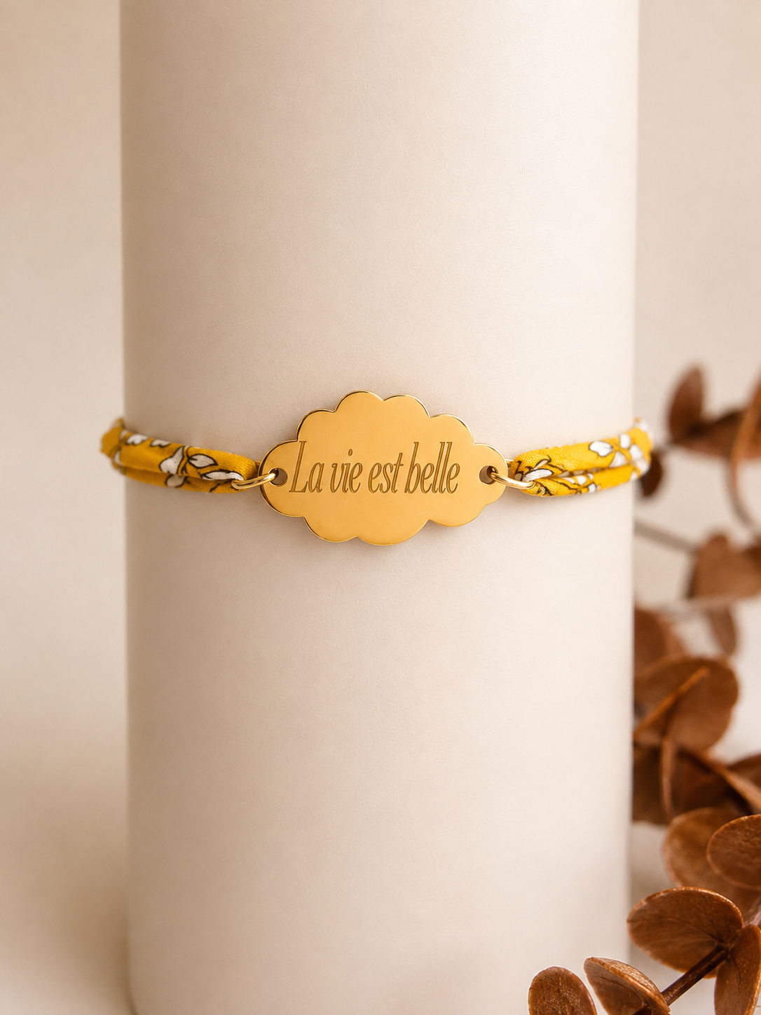 Bracelet personnalisé femme en acier inoxydable or poli miroir.