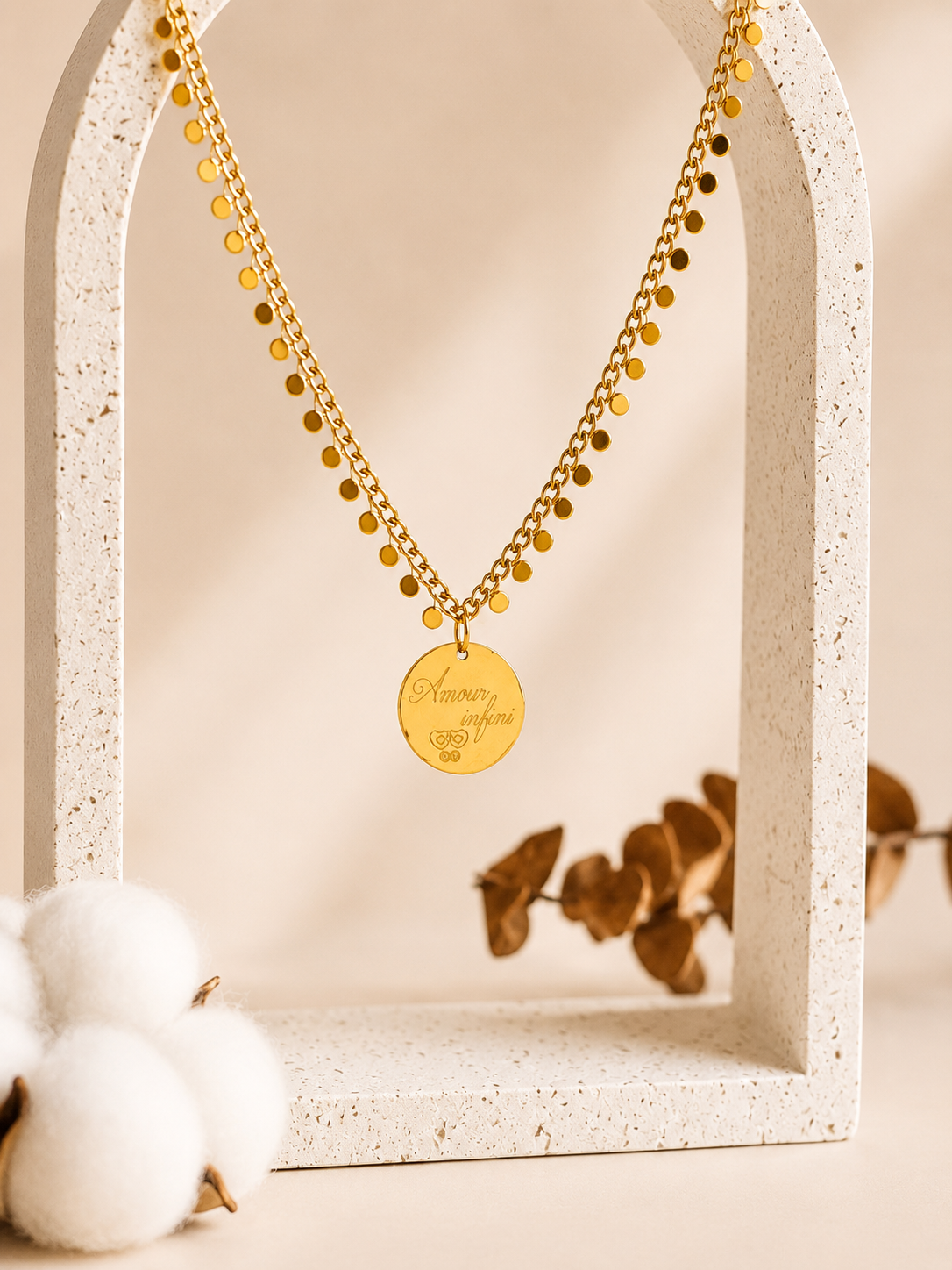     Collier personnalisé à pampilles avec médaille ronde gravée en acier inoxydable doré.