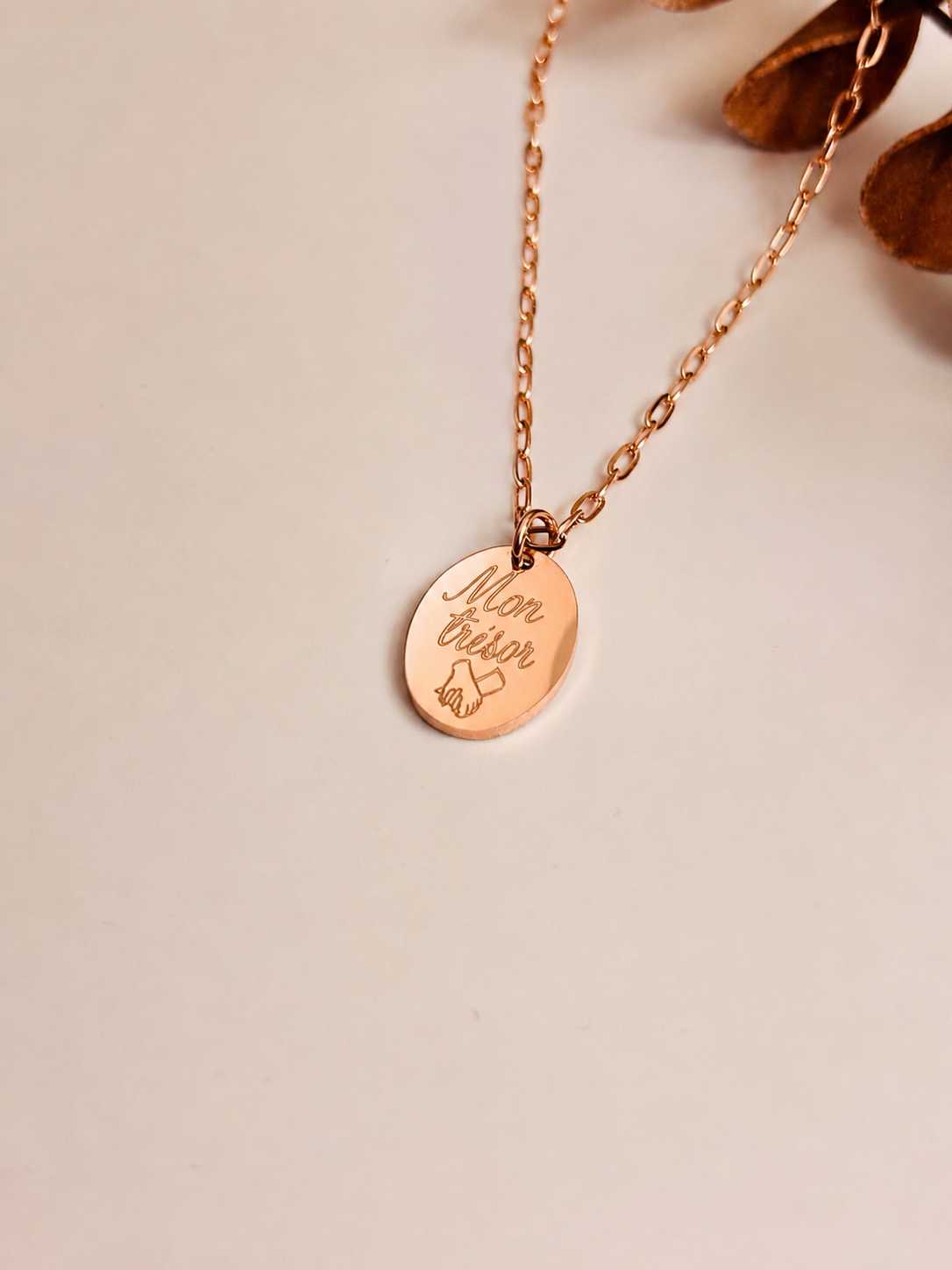     Collier personnalisé femme finition or rose avec chaîne trombone fine.