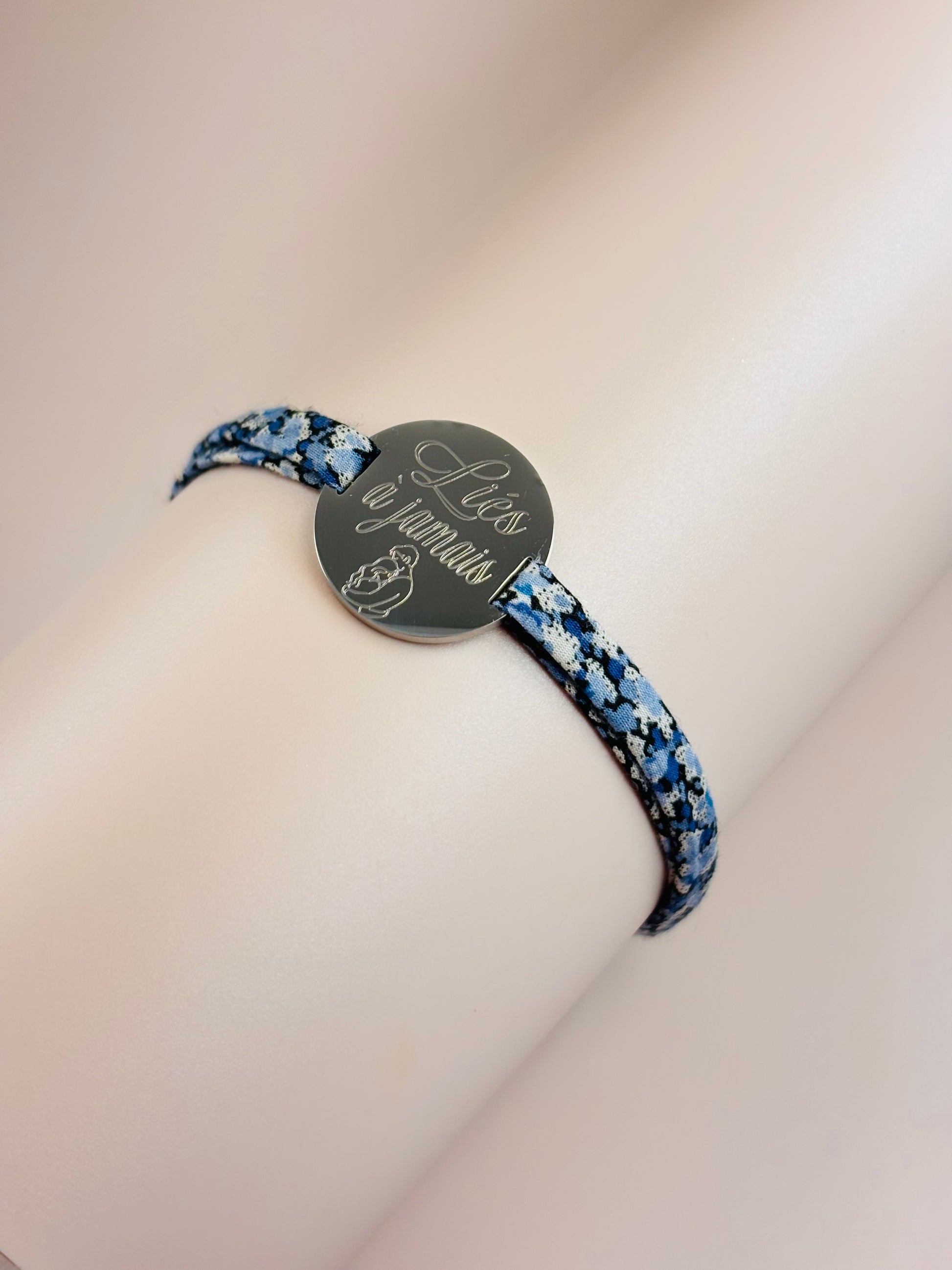 Bracelet personnalisé femme en acier inoxydable argent poli miroir.