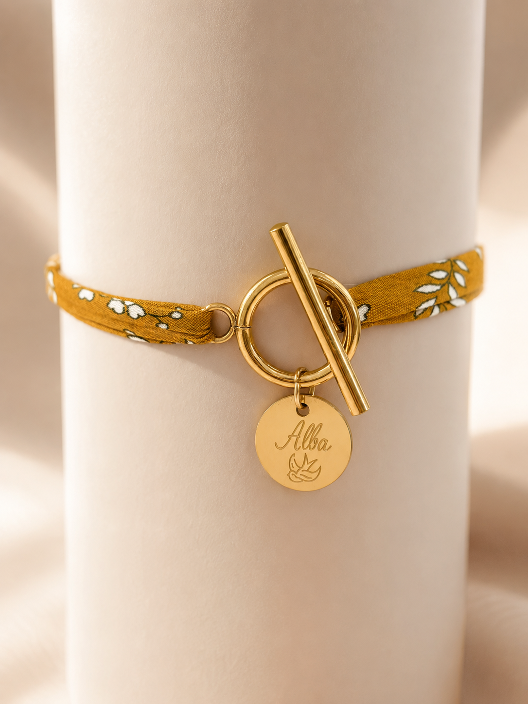 Bracelet femme en acier inoxydable or poli miroir.