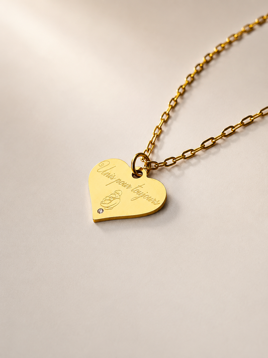     Collier Calista en acier inoxydable doré avec pendentif cœur personnalisé.