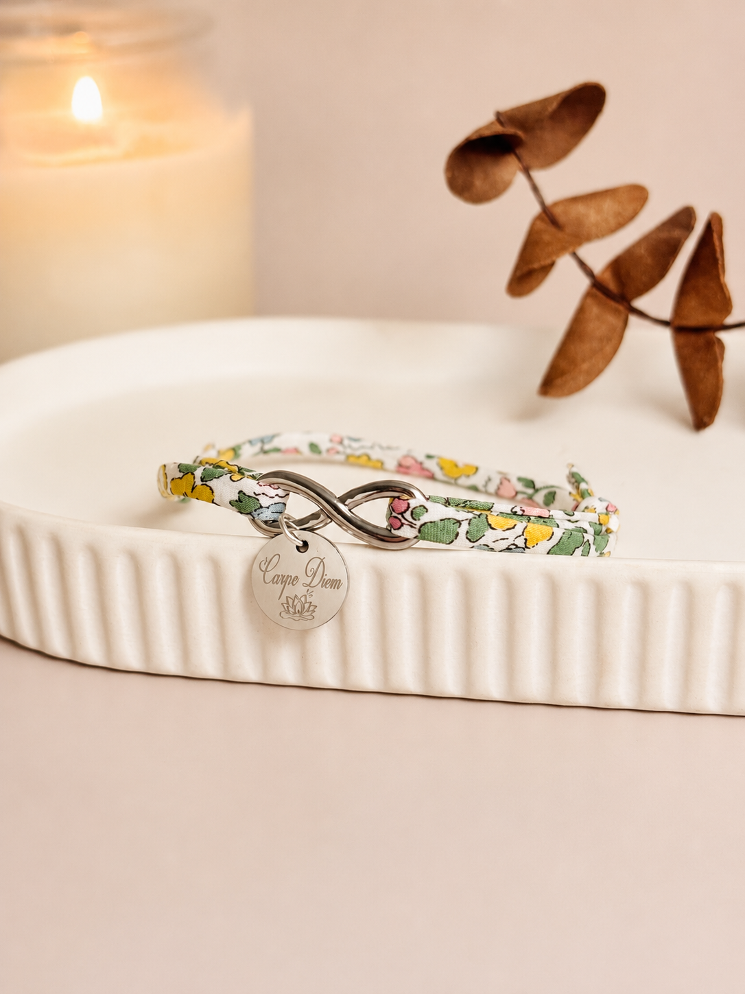 Bracelet Liberty avec symbole infini et médaille ronde.