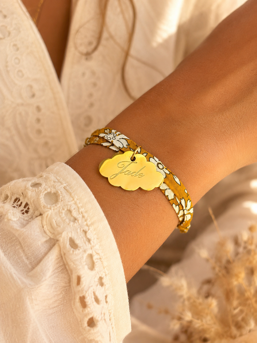 Bracelet personnalisé Gravéa Paris avec médaille nuage en acier inoxydable.