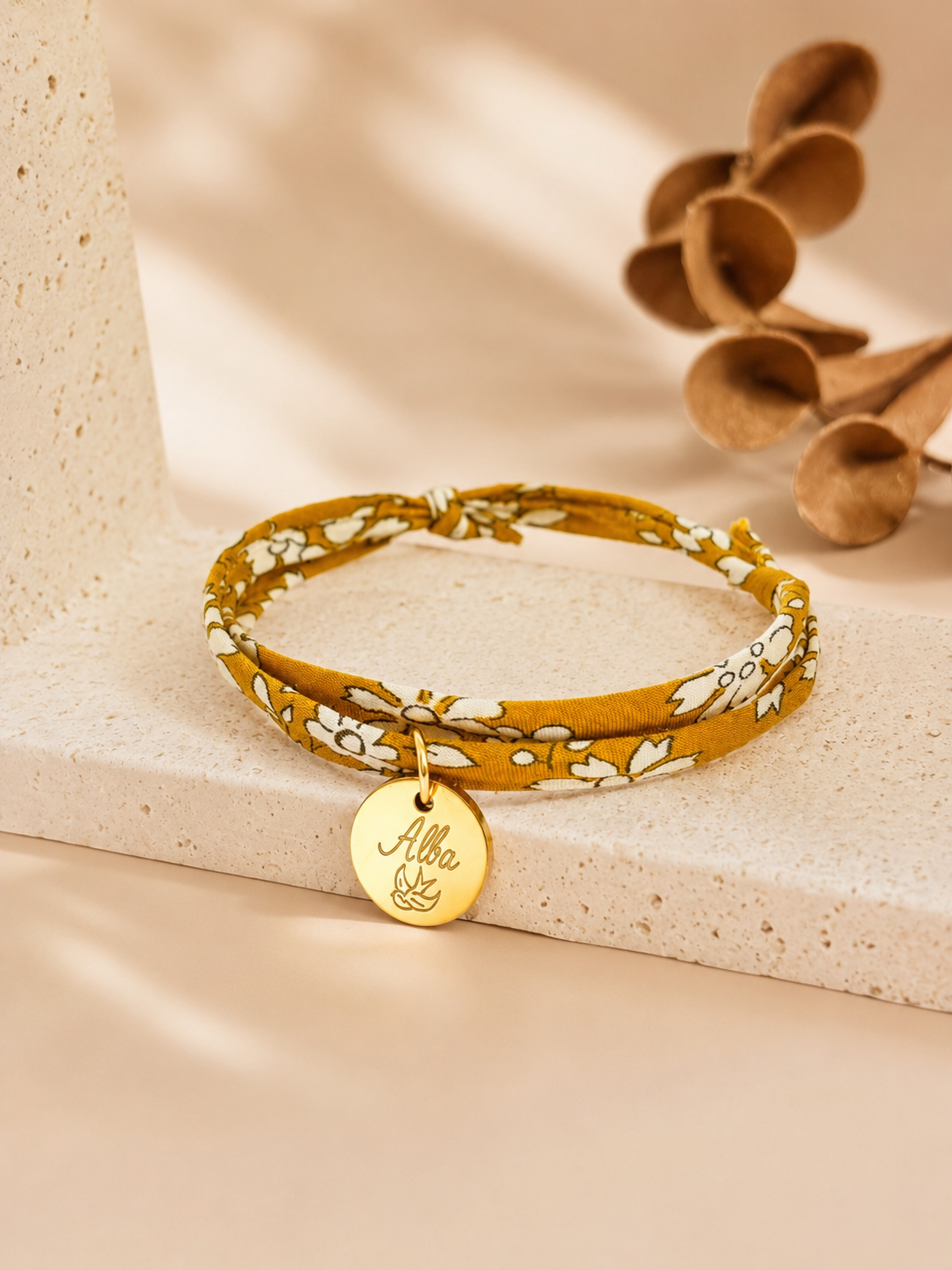 Bracelet Liberty personnalisé pour femme avec médaille ronde gravée en acier inoxydable doré, taille réglable de 15 à 20 cm, bijou élégant et raffiné.