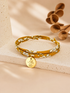 Bracelet Liberty personnalisé pour femme avec médaille ronde gravée en acier inoxydable doré, taille réglable de 15 à 20 cm, bijou élégant et raffiné.