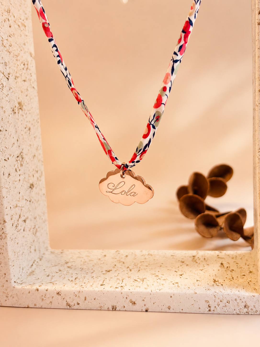 Collier Liberty personnalisé enfant Emy avec médaillon nuage or rose.