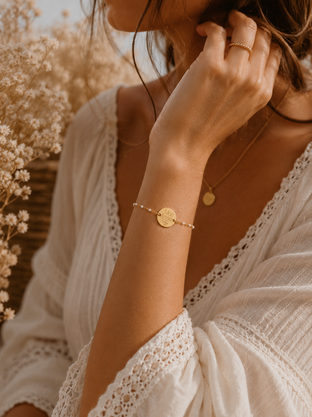     Bracelet Gravéa Paris personnalisé avec chaîne résine blanche et médaille ronde or
